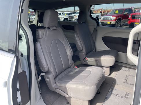 Used 2018 Chrysler Pacifica Touring Plus FWD image 27