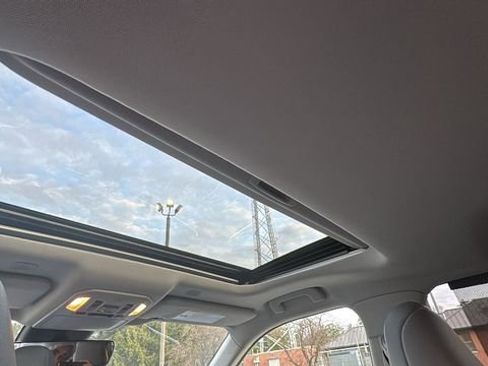 Used 2023 Toyota Highlander XLE image 9