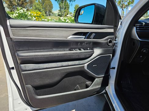 Used 2024 Jeep Wagoneer Series II w/ Flexible Seating Group image 16