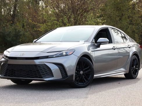 Used 2025 Toyota Camry SE image 1