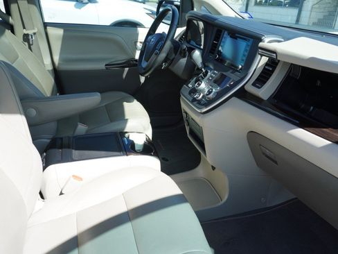 Used 2020 Toyota Sienna XLE w/ XLE Navigation Package image 9