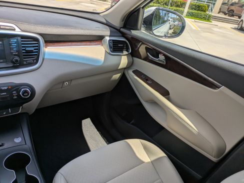 Used 2018 Kia Sorento FWD image 16