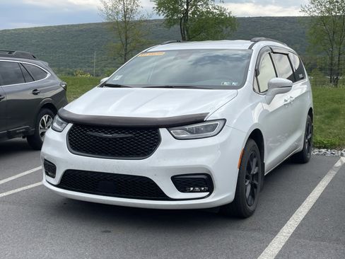 Used 2021 Chrysler Pacifica Touring-L w/ Uconnect Theater Family Group AWD/4WD image 9