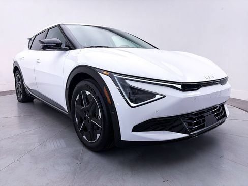 Used 2025 Kia EV6 Wind RWD image 11