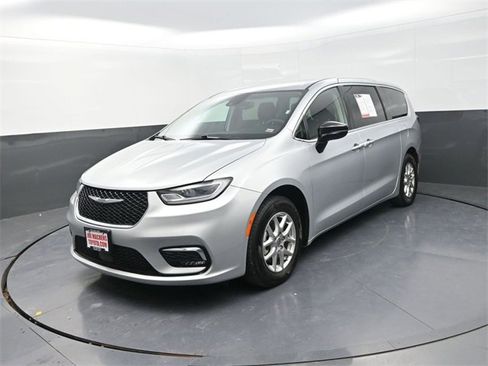 Used 2024 Chrysler Pacifica Touring-L image 3