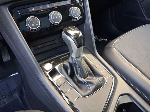 Used 2023 Volkswagen Taos SE w/ Panoramic Sunroof Package image 23