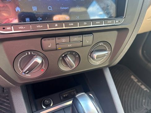 Used 2017 Volkswagen Jetta SE image 43