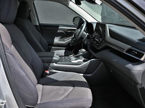 Used 2024 Toyota Highlander LE image 17