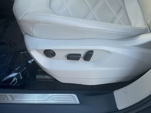 Certified 2024 Volkswagen Atlas SE image 17