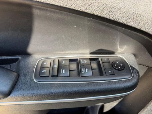 Used 2018 Chrysler 300 Touring AWD/4WD image 17