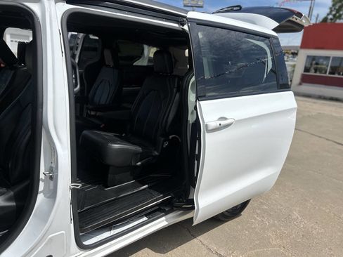 Used 2018 Chrysler Pacifica Touring-L Plus FWD image 33