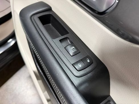Used 2023 Chrysler Pacifica Touring-L FWD image 31