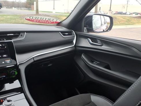 Used 2023 Jeep Grand Cherokee Altitude image 12