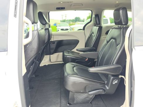 Certified 2023 Chrysler Pacifica Touring-L FWD image 18