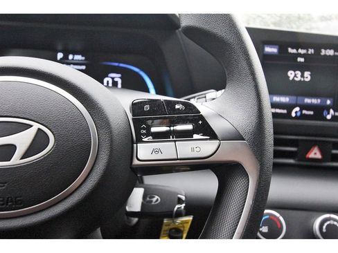 Certified 2025 Hyundai Elantra SE FWD image 19