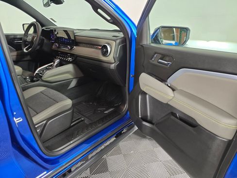 Used 2024 Chevrolet Colorado ZR2 w/ Technology Package AWD/4WD image 12