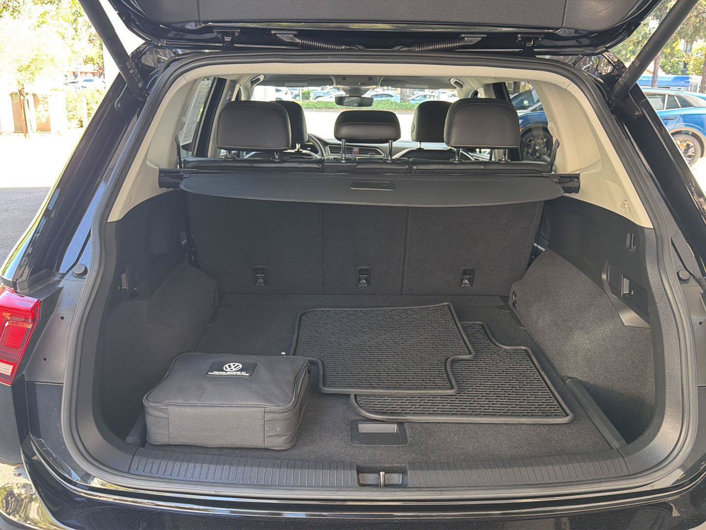 Certified 2022 Volkswagen Tiguan SE w/ Panoramic Sunroof Package AWD/4WD image 13