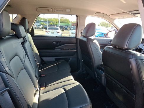 Used 2023 Nissan Pathfinder SL image 15