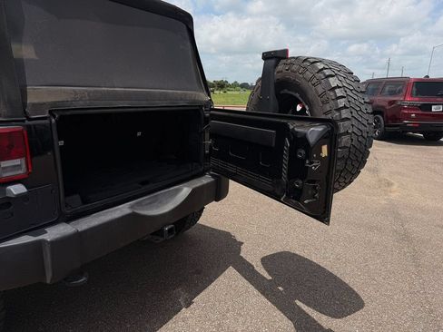 Used 2015 Jeep Wrangler Rubicon w/ Power Convenience Group AWD/4WD image 6