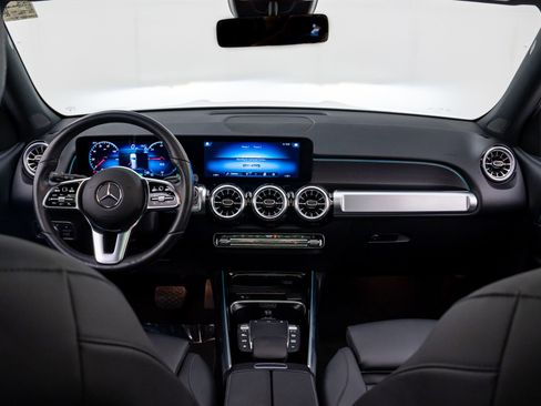 Used 2023 Mercedes-Benz EQB 300 4MATIC image 10