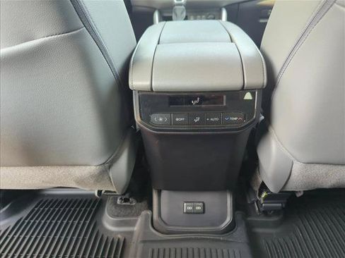 Used 2025 Toyota Highlander XLE FWD image 23