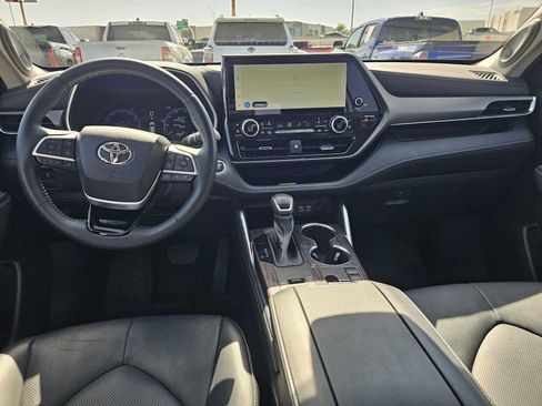 Used 2023 Toyota Highlander Limited FWD image 20