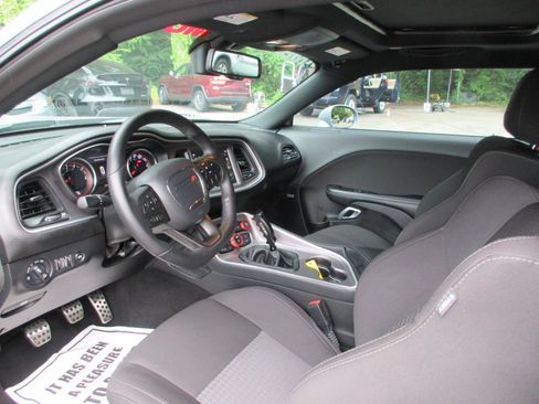 Used 2022 Dodge Challenger R/T w/ Performance Handling Group RWD image 9