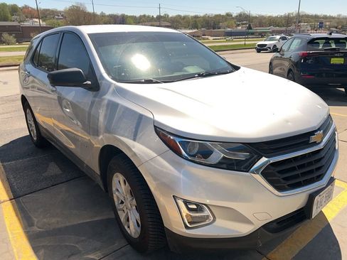 Used 2019 Chevrolet Equinox LS w/ LS Convenience Package image 2