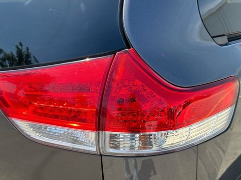 Used 2014 Toyota Sienna LE FWD image 29