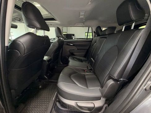 Used 2024 Toyota Highlander XLE AWD/4WD image 17
