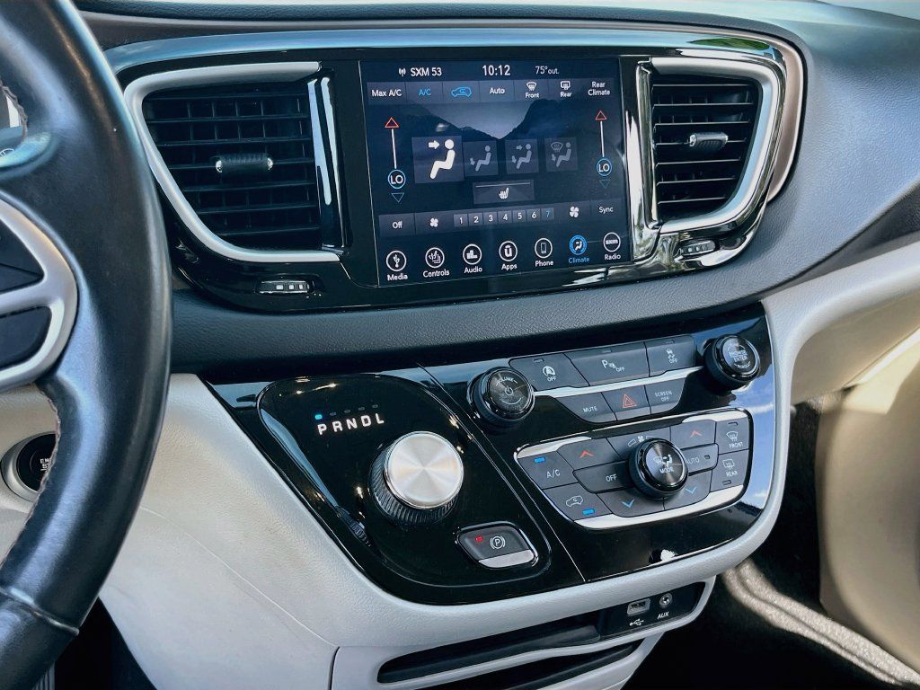 Used 2018 Chrysler Pacifica Touring-L w/ Premium Audio Group FWD image 15
