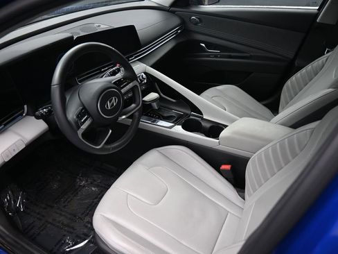 Used 2025 Hyundai Elantra Limited image 19