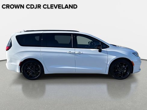 Used 2024 Chrysler Pacifica Limited w/ S Appearance Package image 3