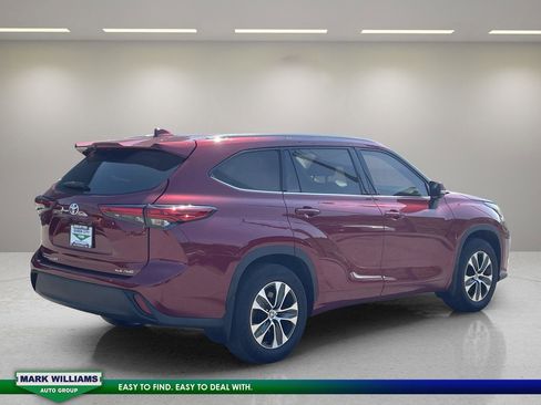 Used 2022 Toyota Highlander XLE image 5