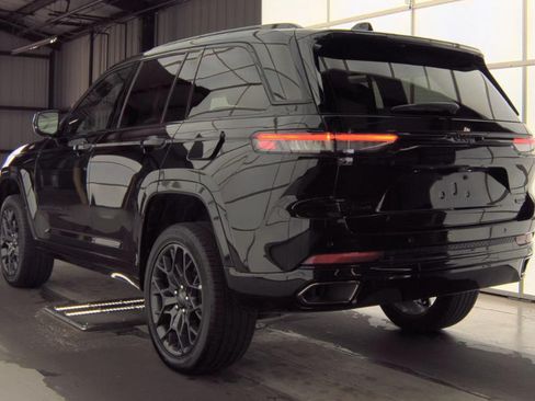 Used 2025 Jeep Grand Cherokee Summit w/ Obsidian Package AWD/4WD image 4