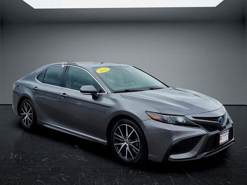 Used 2022 Toyota Camry SE w/ Cold Weather Package FWD image 5