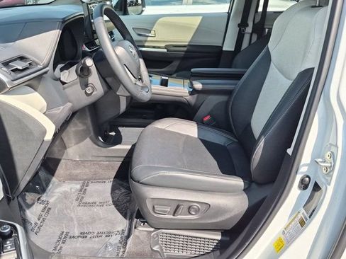 Certified 2025 Toyota Sienna Platinum AWD/4WD image 9