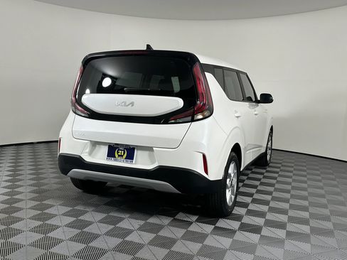 Used 2023 Kia Soul LX w/ LX Technology Package image 9