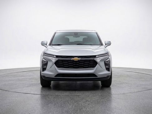 Used 2025 Chevrolet Blazer LT image 2