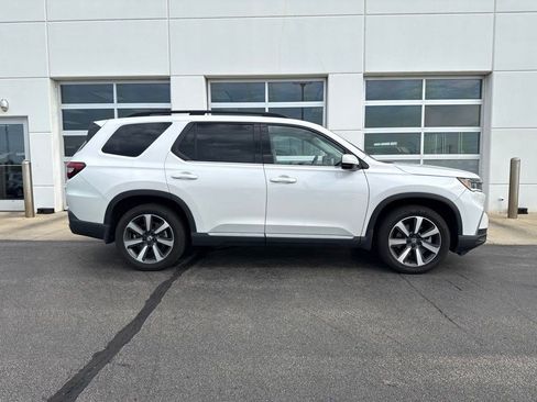 Used 2025 Honda Pilot Touring image 3