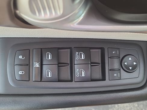 Used 2018 Chrysler Pacifica Touring Plus w/ Tire & Wheel Group FWD image 12