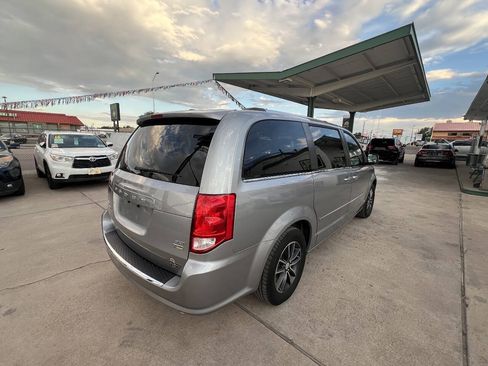 Used 2017 Dodge Grand Caravan SXT FWD image 6