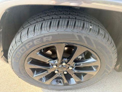 Certified 2019 Jeep Grand Cherokee Altitude AWD/4WD image 9