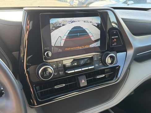 Used 2024 Toyota Highlander LE image 7