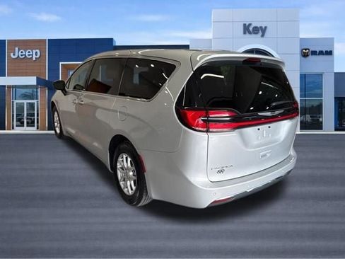Used 2024 Chrysler Pacifica Touring-L FWD image 3