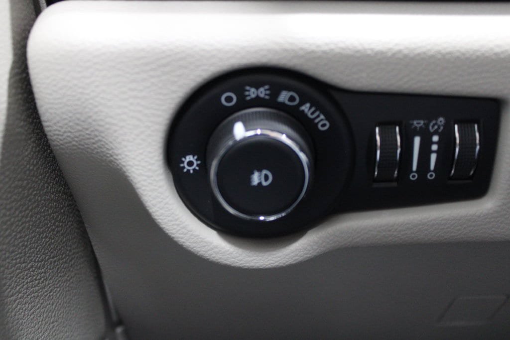 Used 2023 Chrysler Pacifica Touring-L FWD image 40