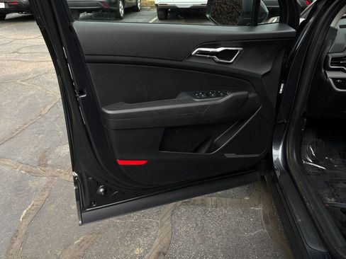 Used 2025 Kia Sportage LX image 18