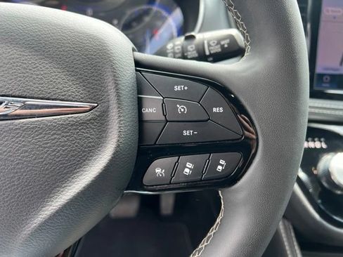 Used 2025 Chrysler Pacifica Limited FWD image 15