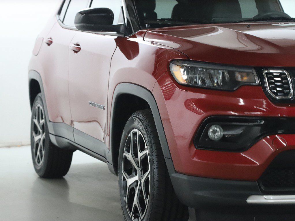 Used 2025 Jeep Compass Limited AWD/4WD image 8