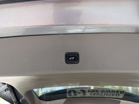 Used 2021 Chevrolet Traverse Premier image 36